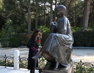President Ilham Aliyev, First Lady Mehriban Aliyeva visit tomb of National Leader Heydar Aliyev (PHOTO/VIDEO)