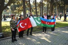 Azerbaijani citizens turn out at Azadliq Square ahead of military parade (PHOTO)