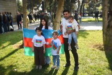 Azerbaijani citizens turn out at Azadliq Square ahead of military parade (PHOTO)
