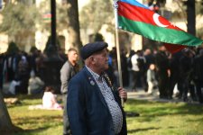 Azerbaijani citizens turn out at Azadliq Square ahead of military parade (PHOTO)