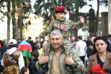 Azerbaijani citizens turn out at Azadliq Square ahead of military parade (PHOTO)