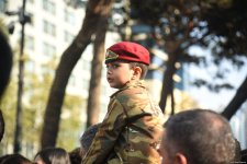 Azerbaijani citizens turn out at Azadliq Square ahead of military parade (PHOTO)
