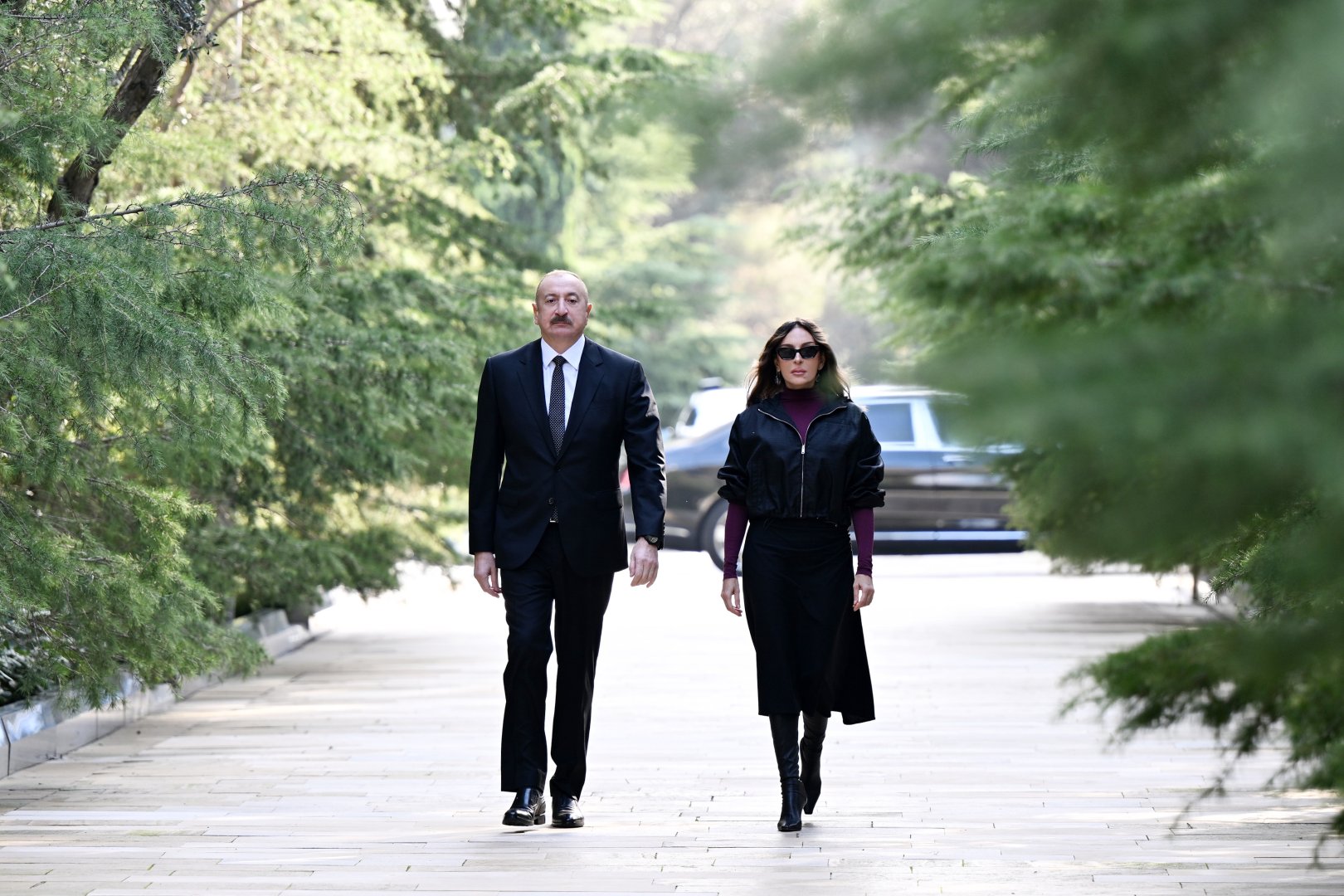President Ilham Aliyev, First Lady Mehriban Aliyeva visit tomb of National Leader Heydar Aliyev (PHOTO/VIDEO)