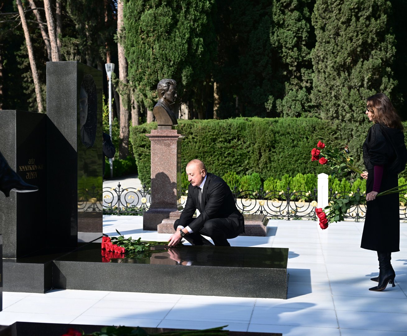 President Ilham Aliyev, First Lady Mehriban Aliyeva visit tomb of National Leader Heydar Aliyev (PHOTO/VIDEO)