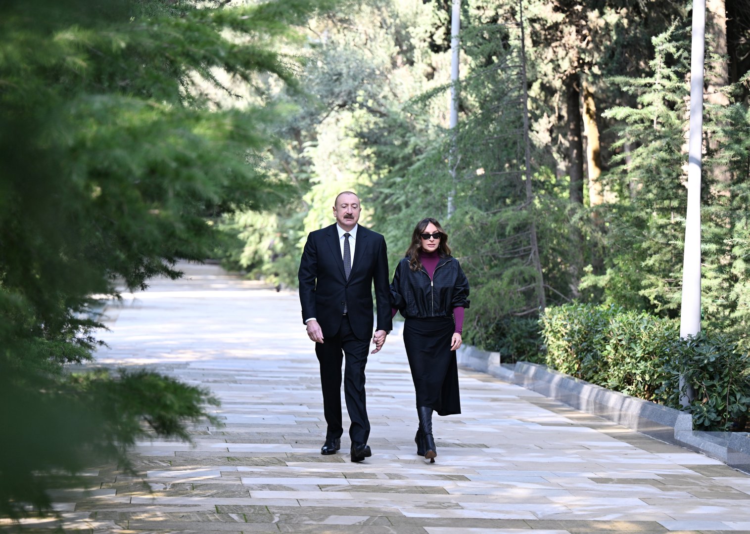 President Ilham Aliyev, First Lady Mehriban Aliyeva visit tomb of National Leader Heydar Aliyev (PHOTO/VIDEO)