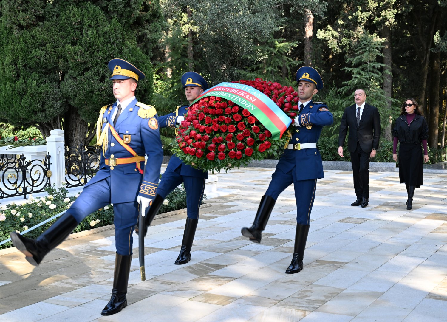 President Ilham Aliyev, First Lady Mehriban Aliyeva visit tomb of National Leader Heydar Aliyev (PHOTO/VIDEO)