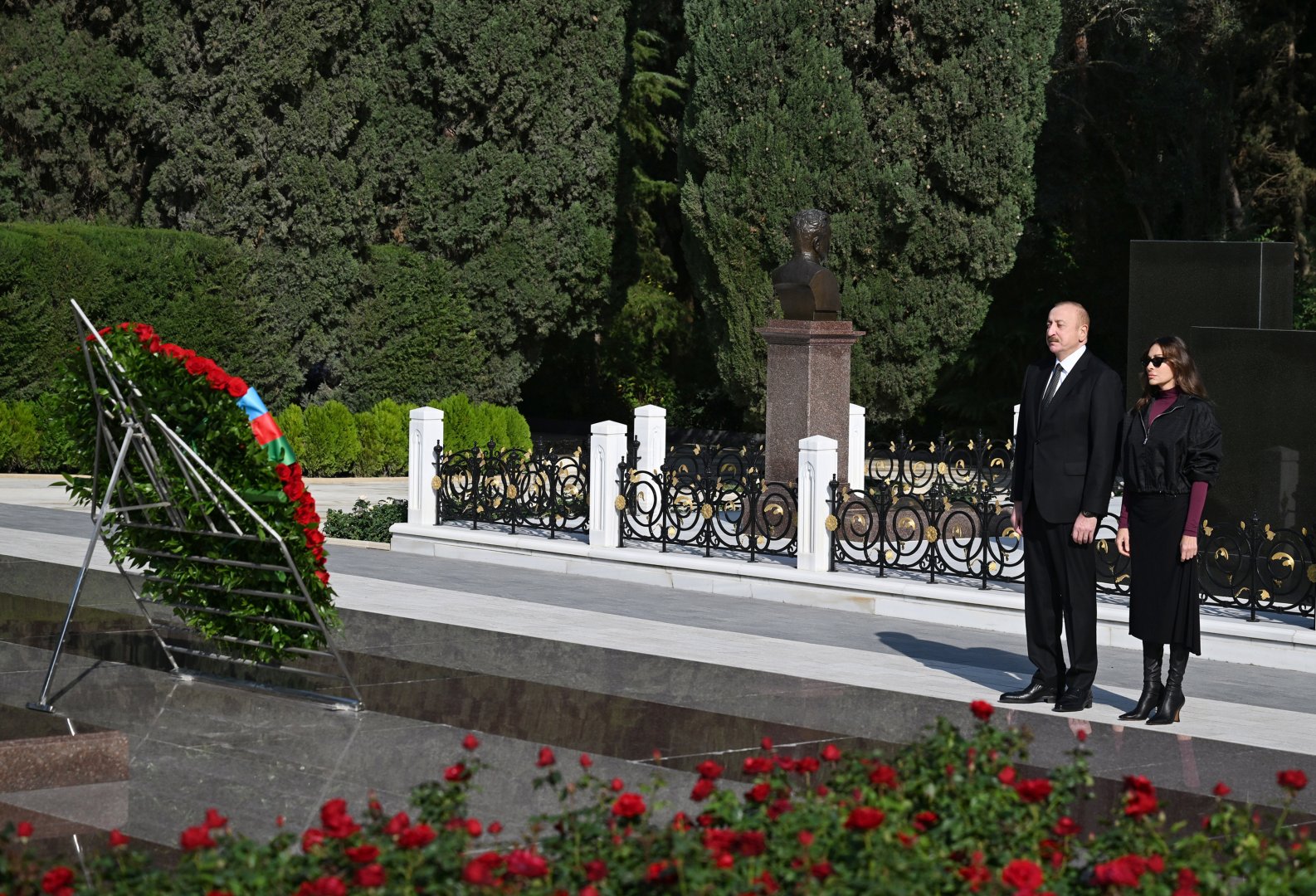 President Ilham Aliyev, First Lady Mehriban Aliyeva visit tomb of National Leader Heydar Aliyev (PHOTO/VIDEO)