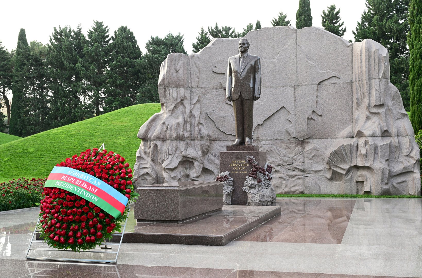 President Ilham Aliyev, First Lady Mehriban Aliyeva visit tomb of National Leader Heydar Aliyev (PHOTO/VIDEO)