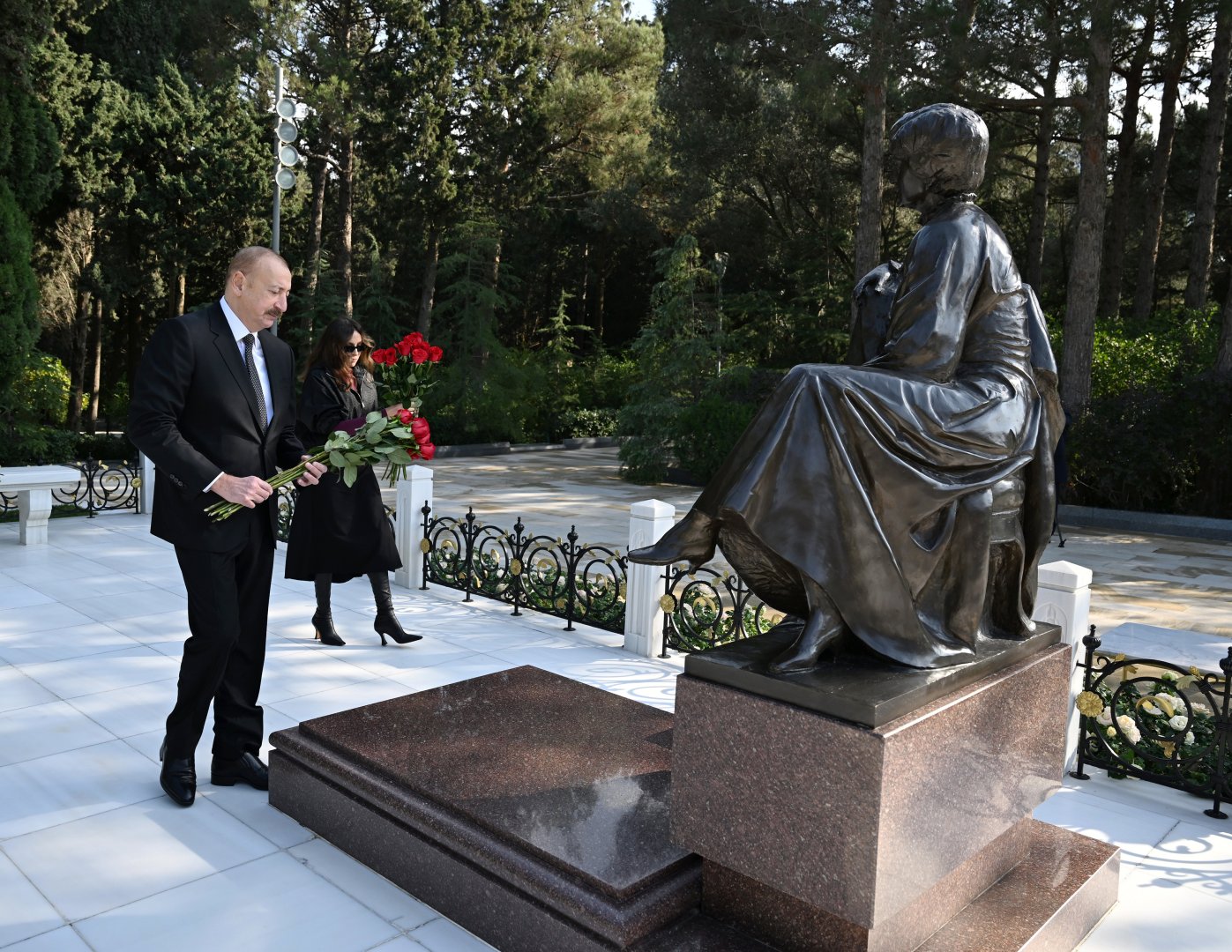 President Ilham Aliyev, First Lady Mehriban Aliyeva visit tomb of National Leader Heydar Aliyev (PHOTO/VIDEO)