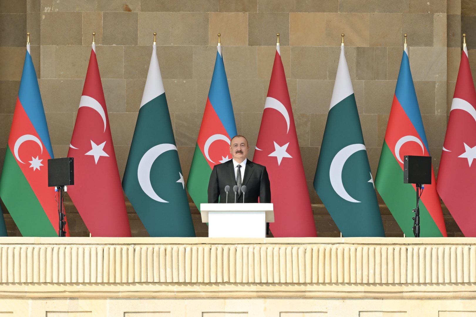 President Ilham Aliyev, First Lady Mehriban Aliyeva, President Erdoğan, Pakistani PM attend Military Parade in Baku (PHOTO/VIDEO)