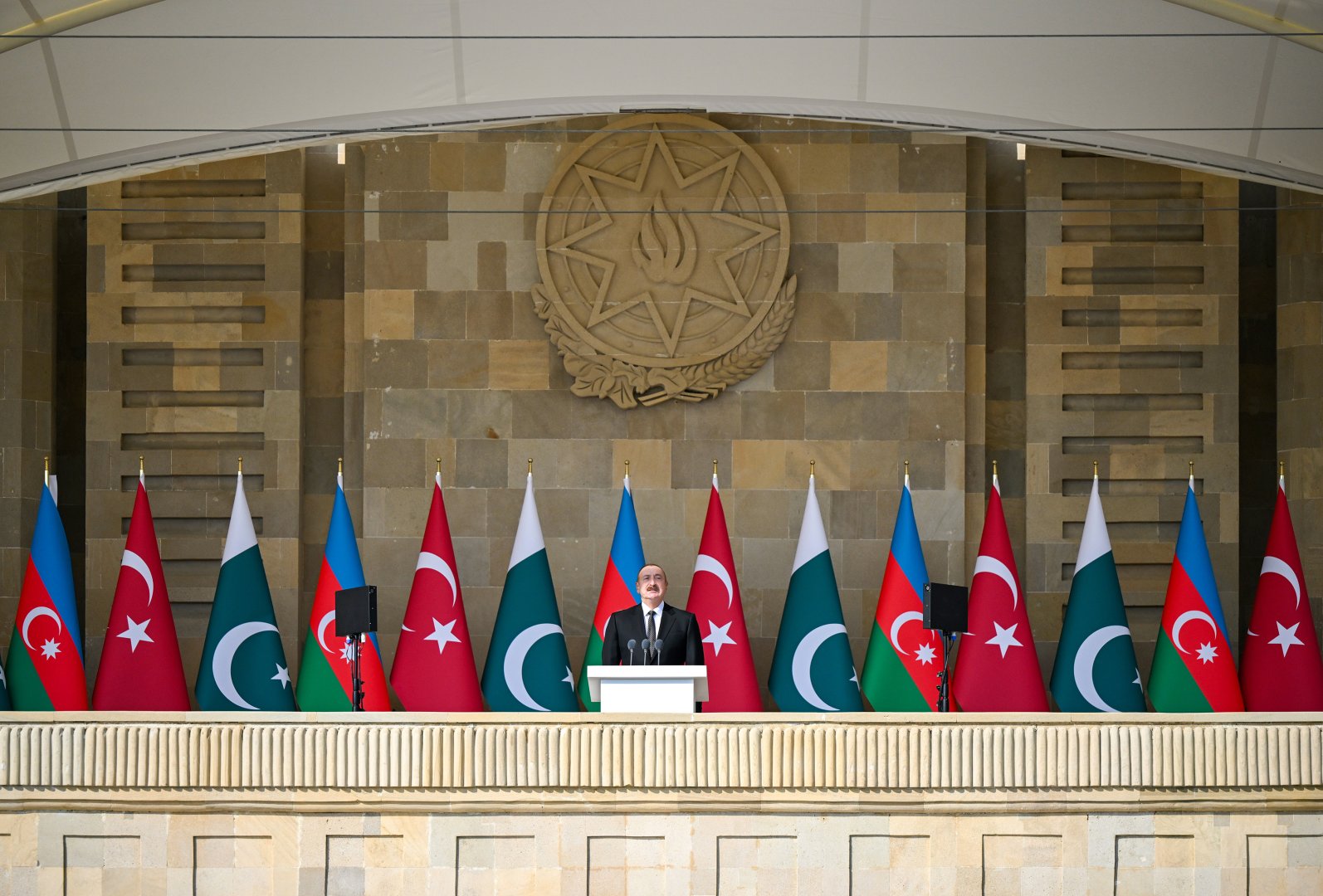 President Ilham Aliyev, First Lady Mehriban Aliyeva, President Erdoğan, Pakistani PM attend Military Parade in Baku (PHOTO/VIDEO)