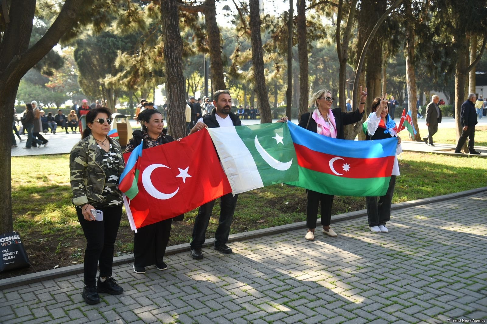 Azerbaijani citizens turn out at Azadliq Square ahead of military parade (PHOTO)