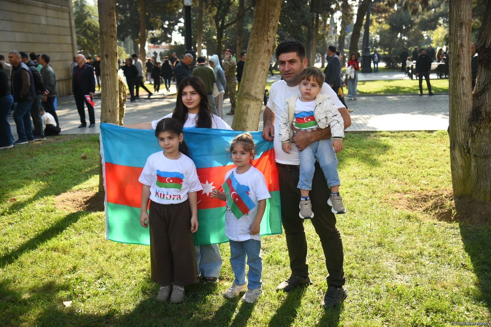 Azerbaijani citizens turn out at Azadliq Square ahead of military parade (PHOTO)