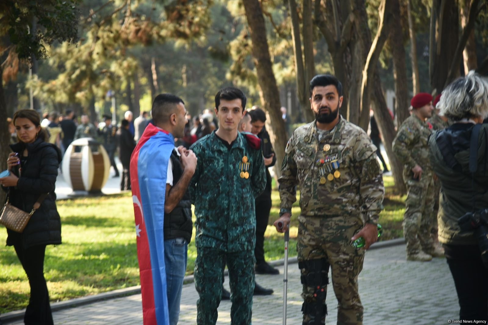 Azerbaijani citizens turn out at Azadliq Square ahead of military parade (PHOTO)