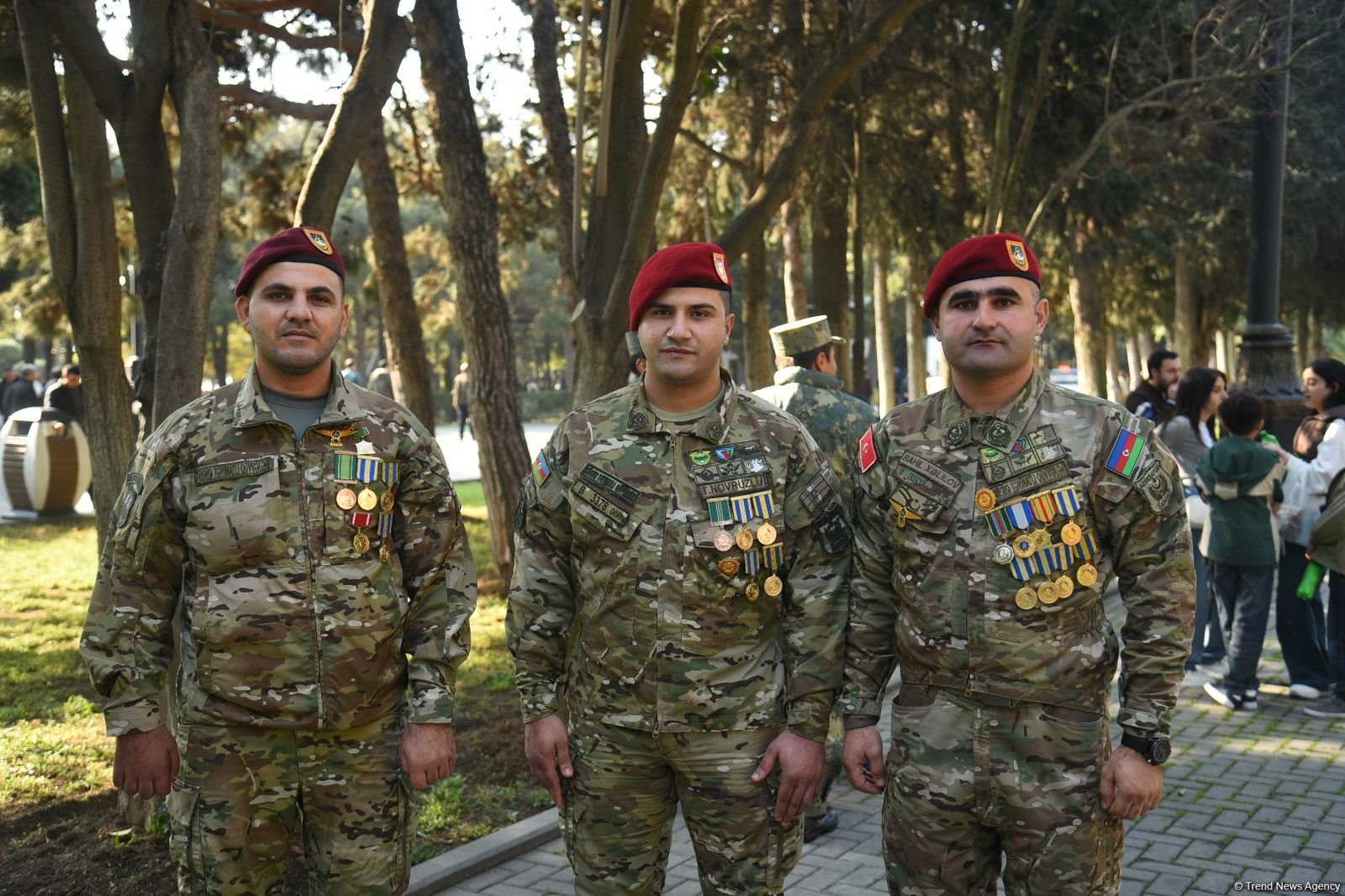 Azerbaijani citizens turn out at Azadliq Square ahead of military parade (PHOTO)