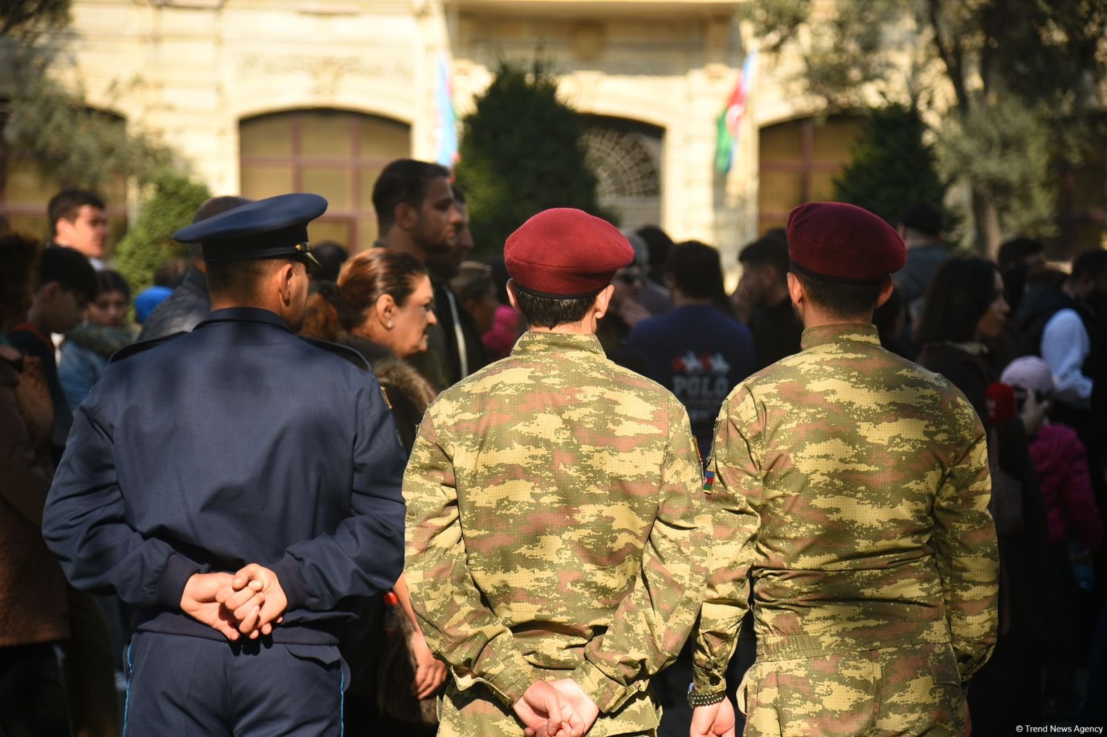 Azerbaijani citizens turn out at Azadliq Square ahead of military parade (PHOTO)