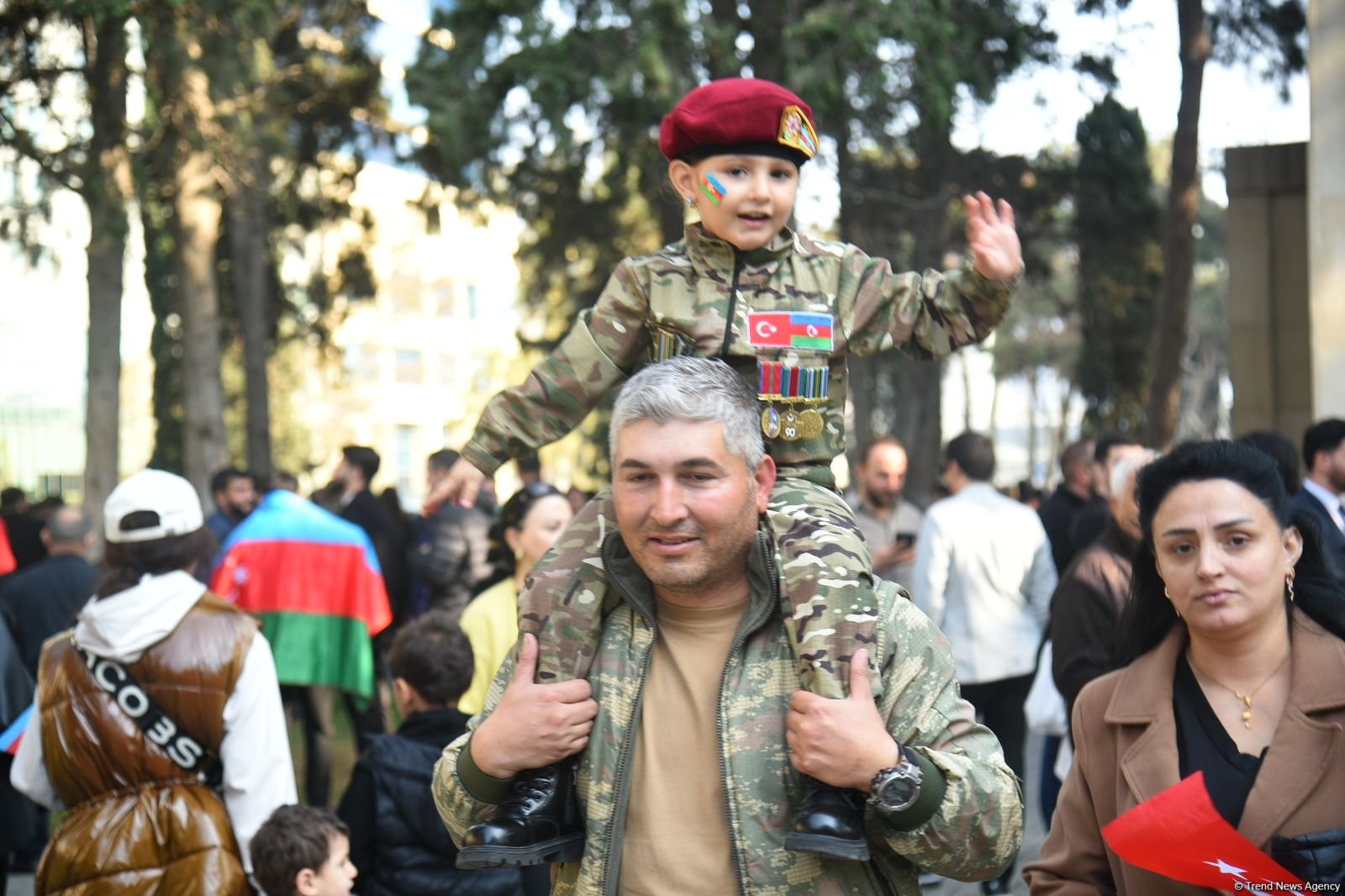 Azerbaijani citizens turn out at Azadliq Square ahead of military parade (PHOTO)