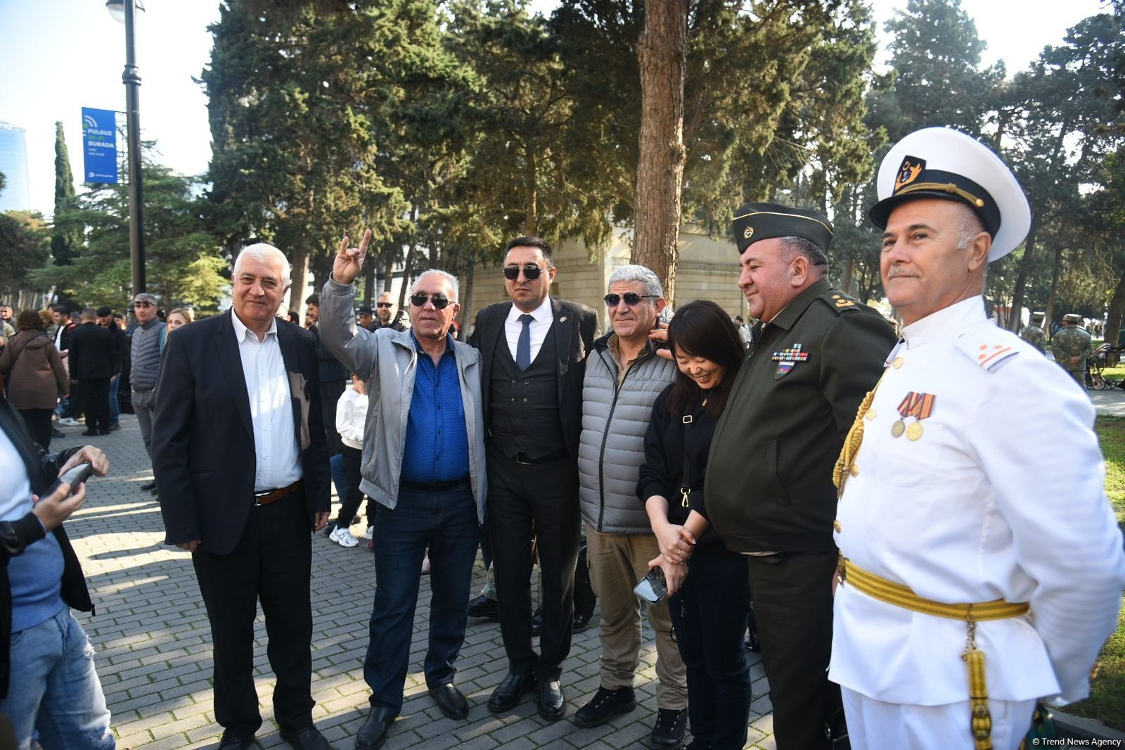 Azerbaijani citizens turn out at Azadliq Square ahead of military parade (PHOTO)