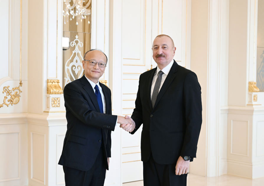 President Ilham Aliyev receives delegation led by Asian Development Bank (PHOTO/VIDEO)