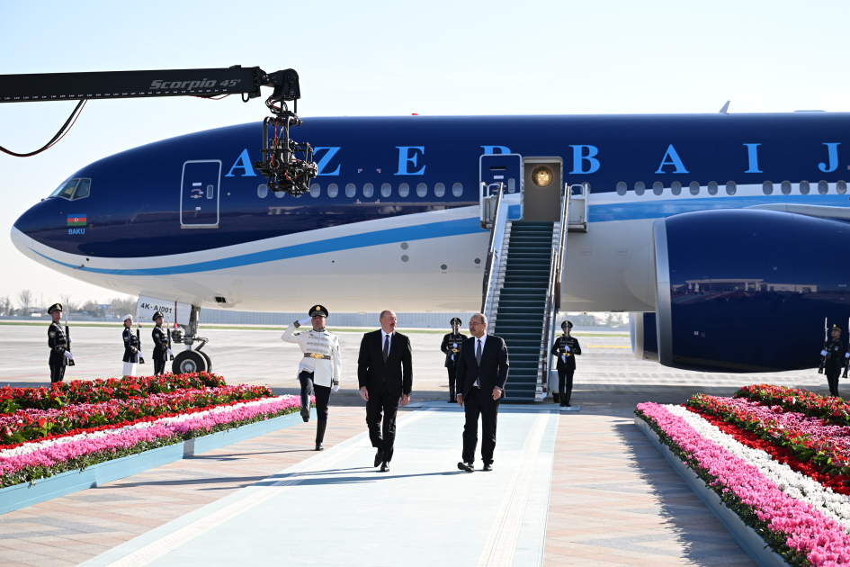 President Ilham Aliyev arrives in Uzbekistan (PHOTO)
