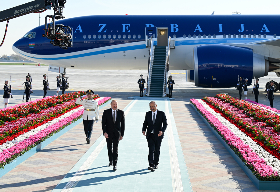 President Ilham Aliyev arrives in Uzbekistan (PHOTO)