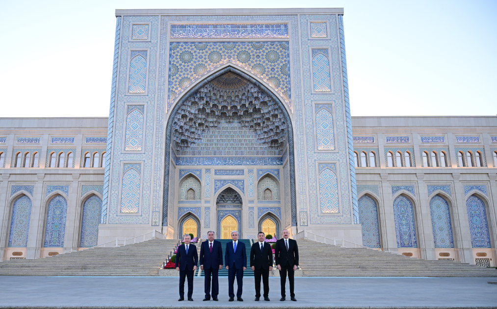 President Ilham Aliyev visits Center of Islamic Civilization in Tashkent (PHOTO)