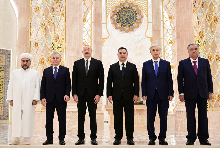 President Ilham Aliyev visits Center of Islamic Civilization in Tashkent (PHOTO)