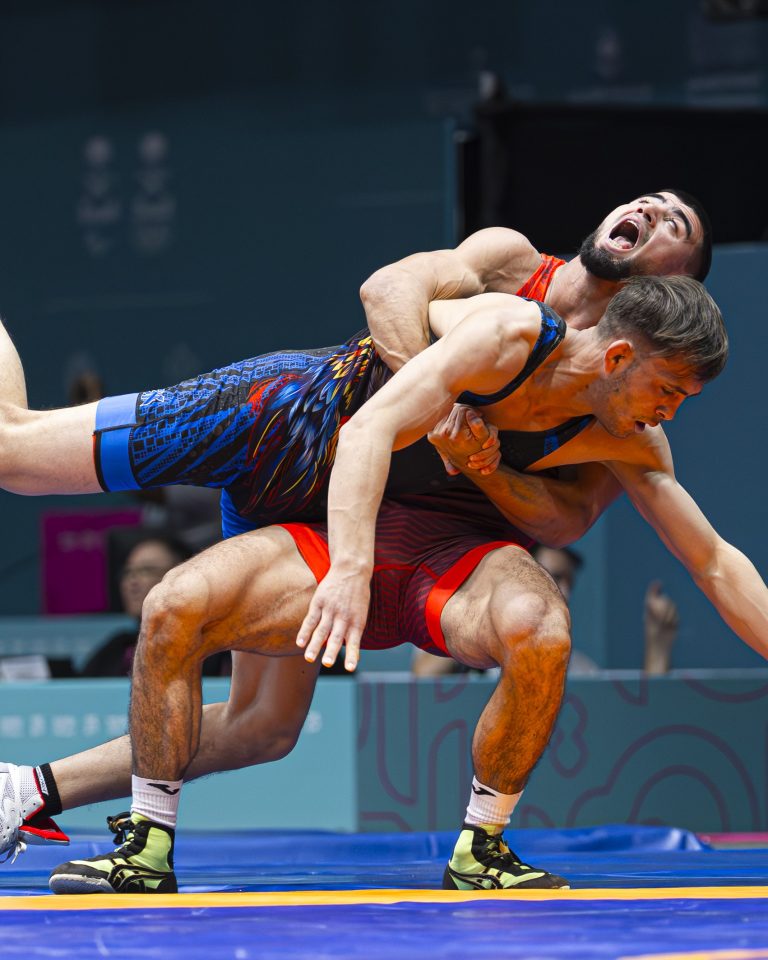 Azerbaijani wrestler wins silver medal at Islamic Solidarity Games (PHOTO)