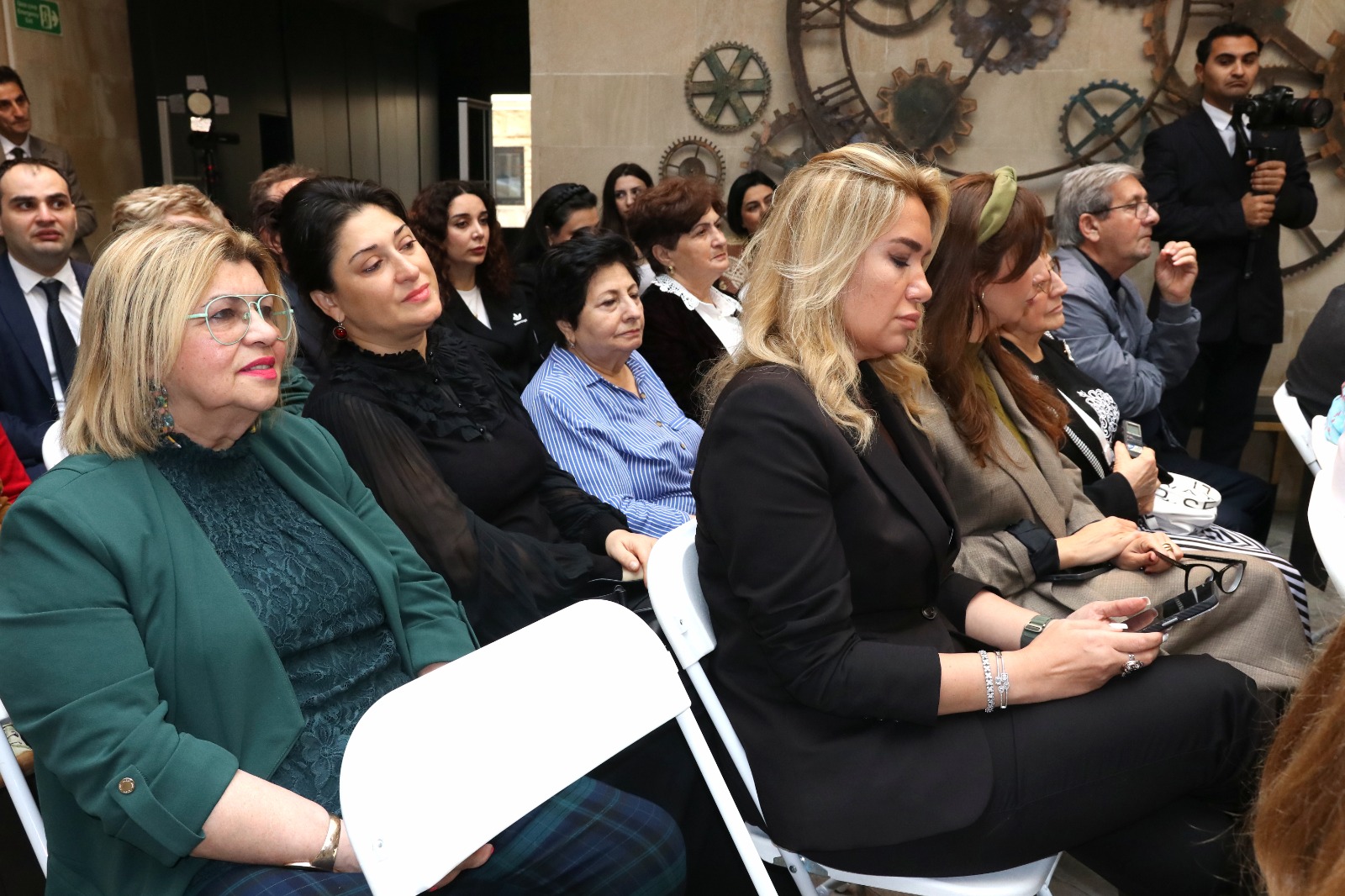 Azerbaijani painter from U.S. exhibits her works in Baku's Icherisheher (PHOTO)