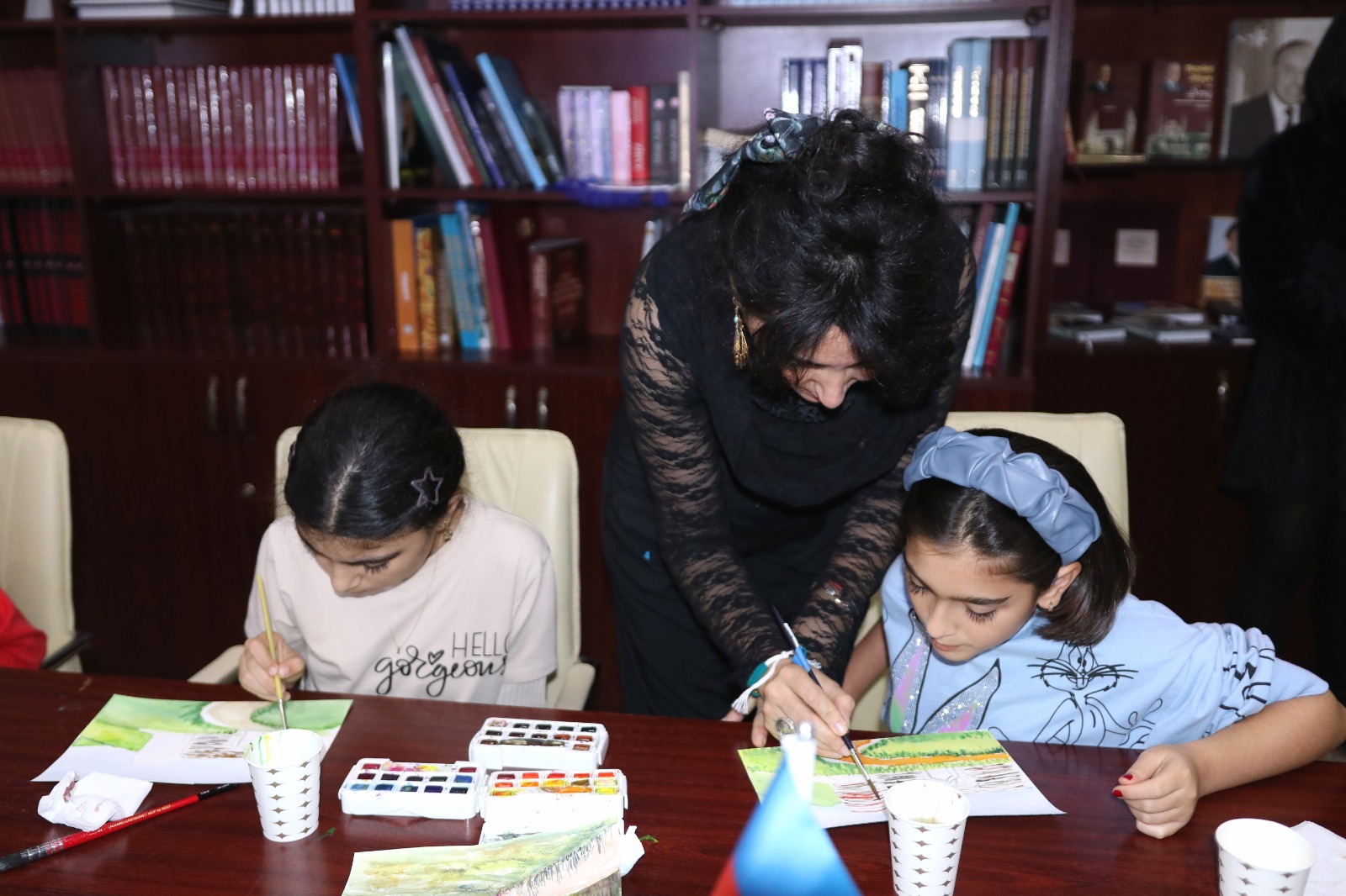 Azerbaijani painter from U.S. exhibits her works in Baku's Icherisheher (PHOTO)