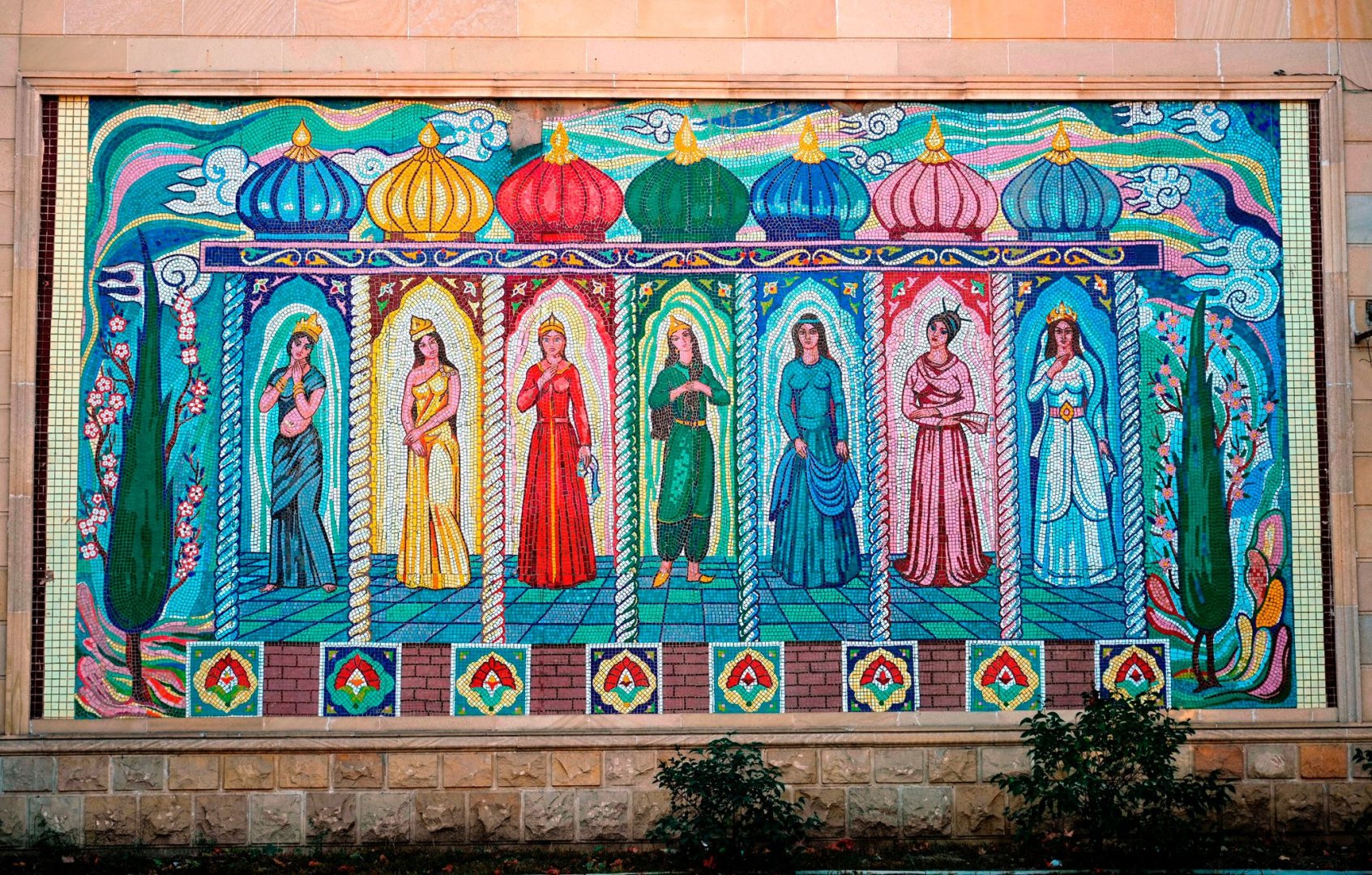 Azerbaijani artist's modern twist on 'Seven Beauties' stuns London audiences (PHOTO)