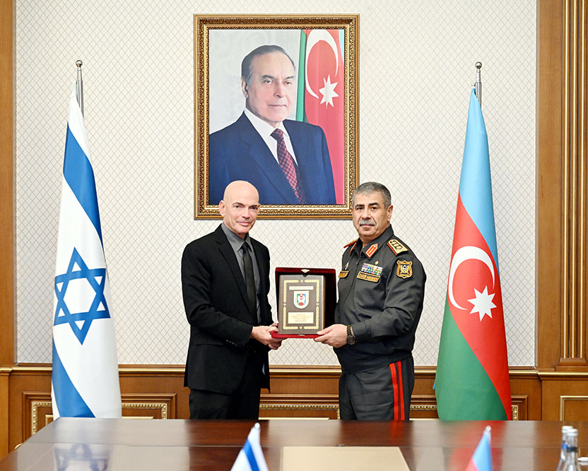 Azerbaijani Defense Minister receives Israeli delegation
