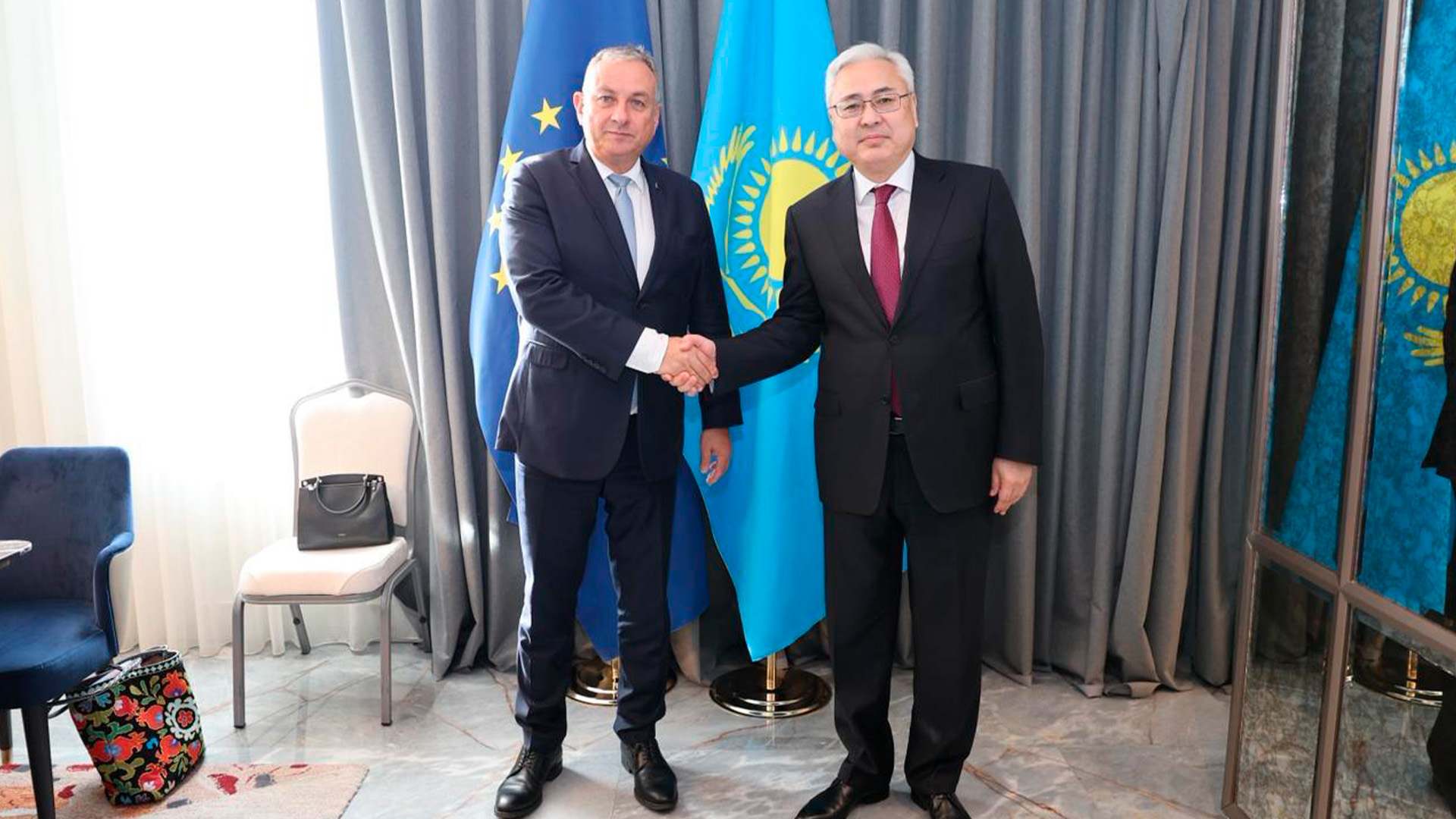 Kazakhstan, EU discuss development of Trans-Caspian transport route