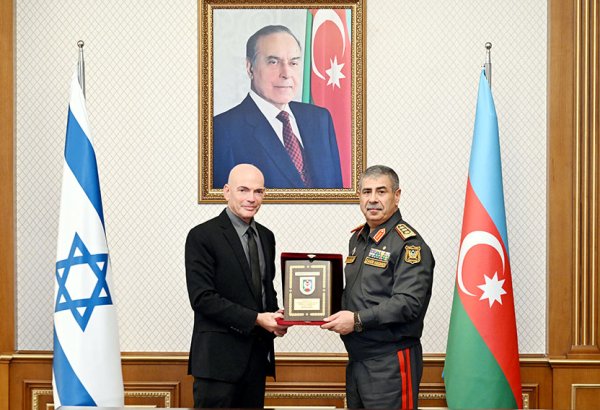 Azerbaijani Defense Minister receives Israeli delegation