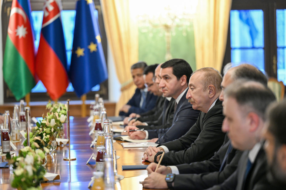 President Ilham Aliyev hold expanded meeting with President of Slovakia in Bratislava (PHOTO)