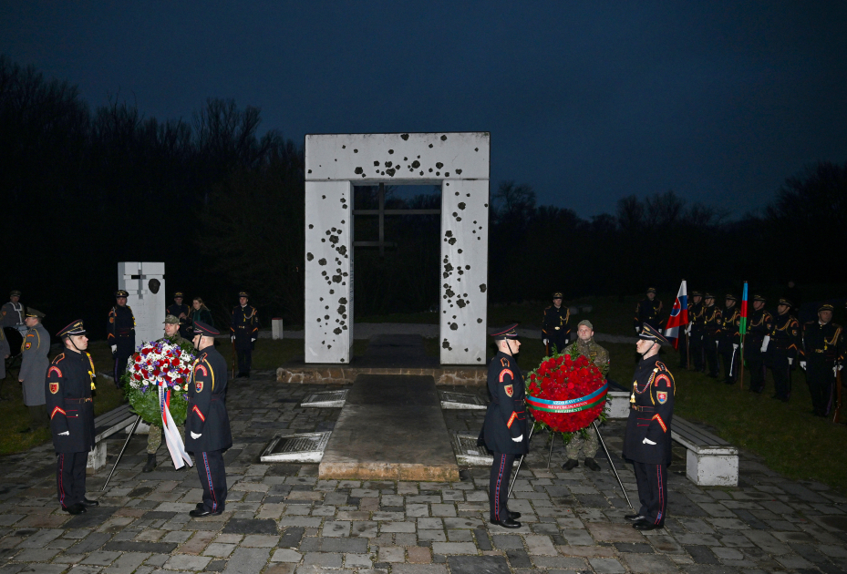 President Ilham Aliyev, President Peter Pellegrini visit Gate of Freedom Memorial in Bratislava (PHOTO)