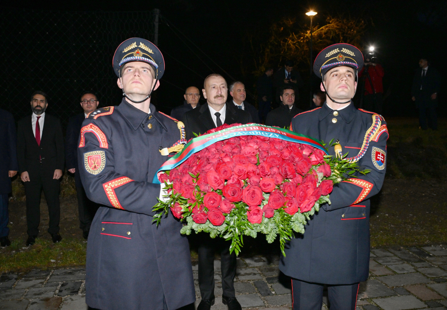 President Ilham Aliyev, President Peter Pellegrini visit Gate of Freedom Memorial in Bratislava (PHOTO)
