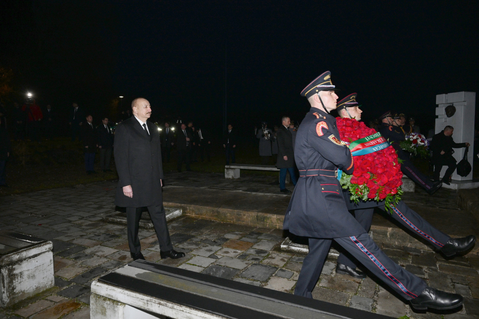 President Ilham Aliyev, President Peter Pellegrini visit Gate of Freedom Memorial in Bratislava (PHOTO)