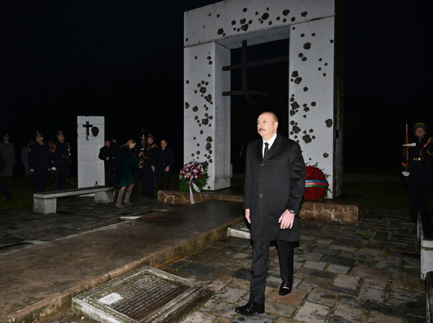 President Ilham Aliyev, President Peter Pellegrini visit Gate of Freedom Memorial in Bratislava (PHOTO)