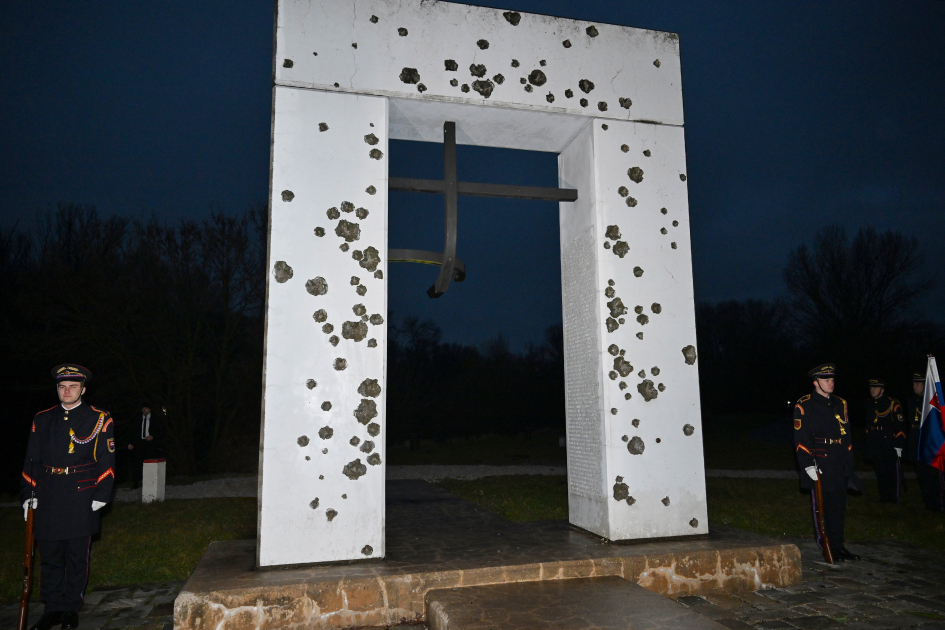 President Ilham Aliyev, President Peter Pellegrini visit Gate of Freedom Memorial in Bratislava (PHOTO)