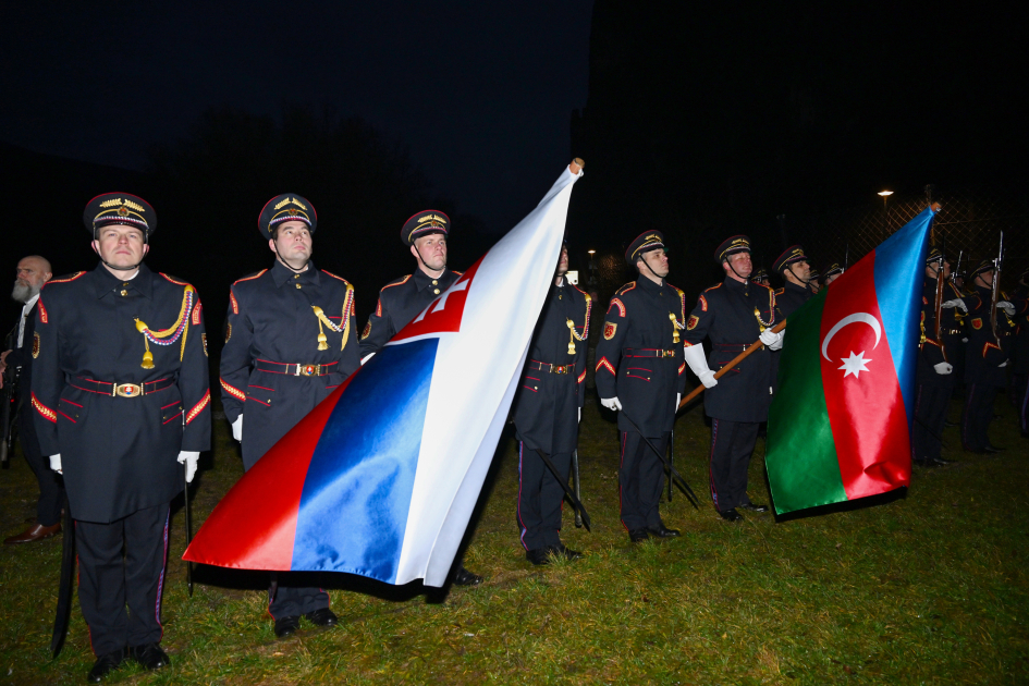 President Ilham Aliyev, President Peter Pellegrini visit Gate of Freedom Memorial in Bratislava (PHOTO)