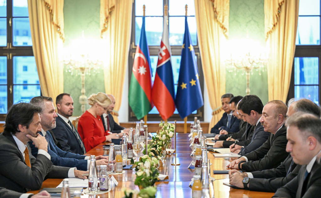 President Ilham Aliyev hold expanded meeting with President of Slovakia in Bratislava (PHOTO)