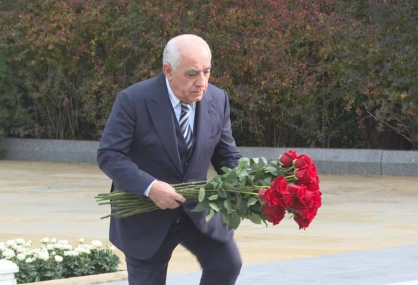 Azerbaijani Prime Minister visits grave of National Leader Heydar Aliyev (PHOTO)