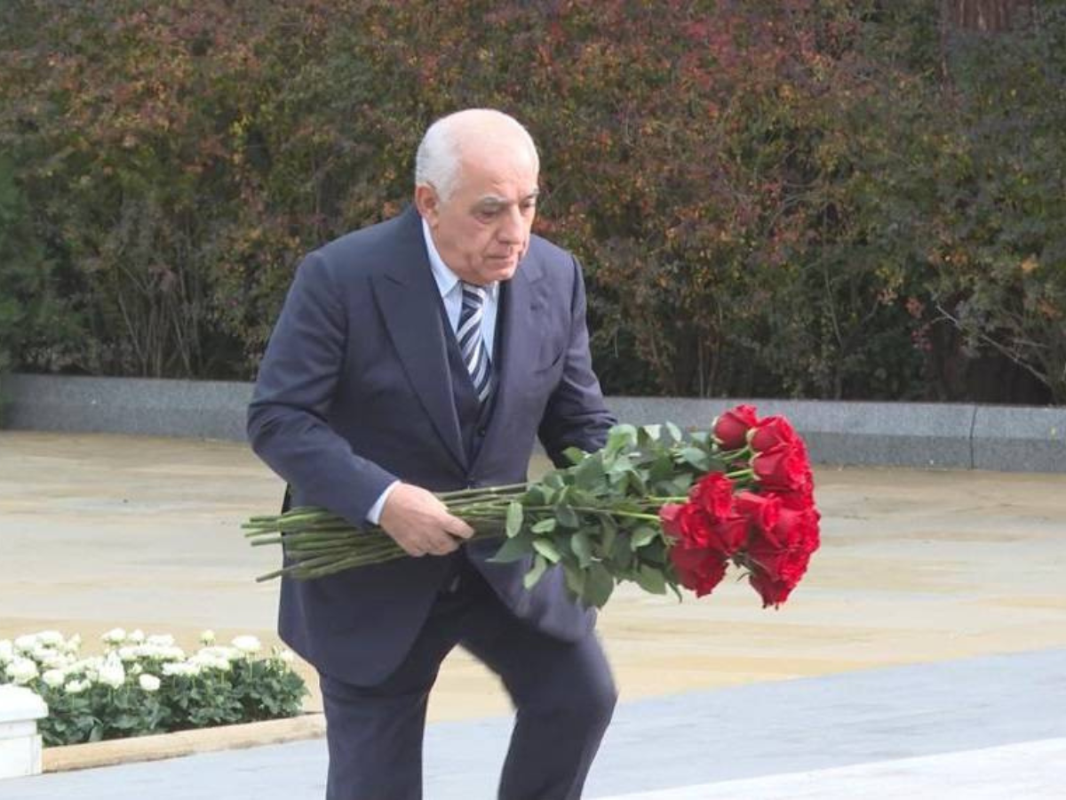 Azerbaijani Prime Minister visits grave of National Leader Heydar Aliyev (PHOTO)