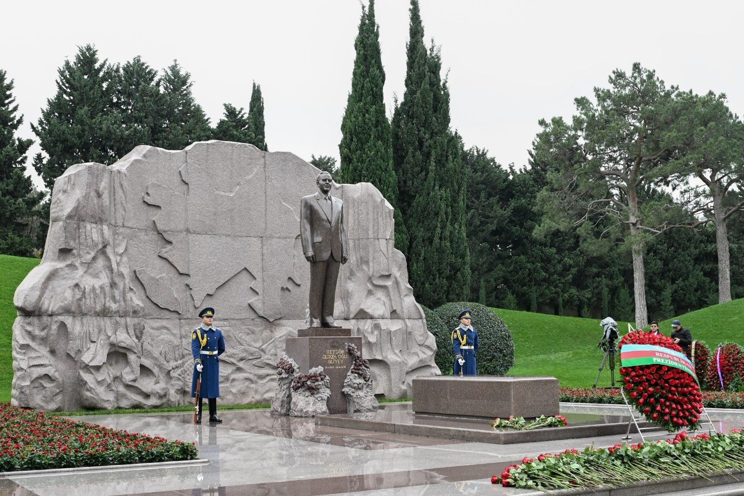Azerbaijani Economy Ministry exalt memory of National Leader Heydar Aliyev (PHOTO)