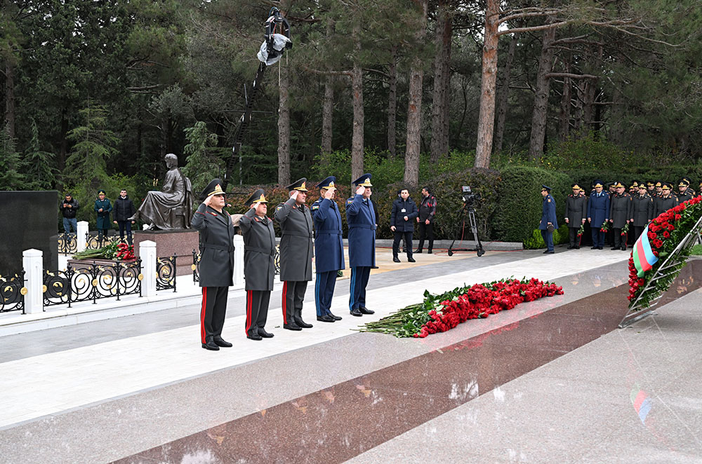 Azerbaijan's MoD leadership visits grave of National Leader Heydar Aliyev (PHOTO)