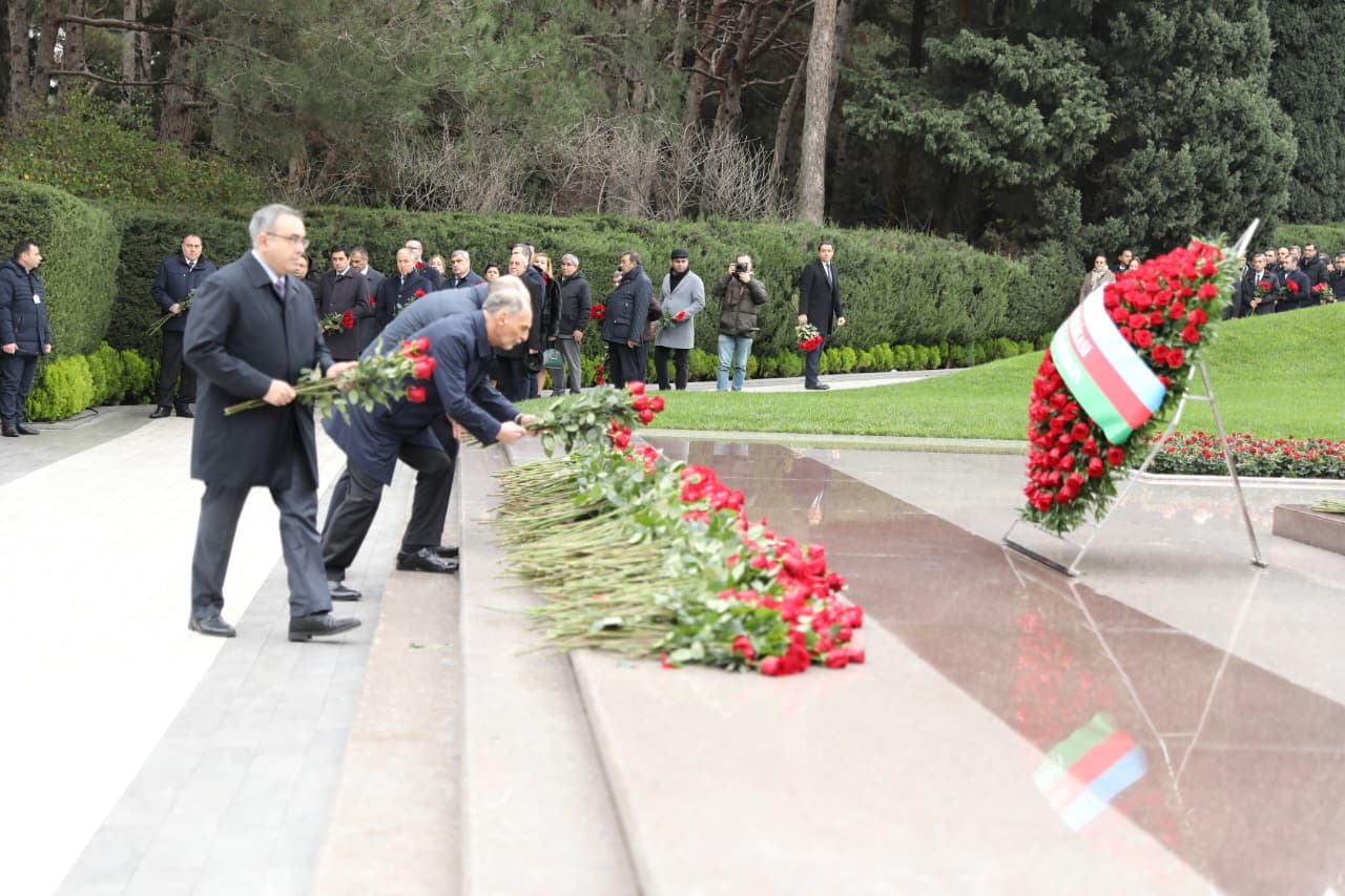 Azerbaijani Health Ministry honors National Leader Heydar Aliyev at Alley of Honor (PHOTO)