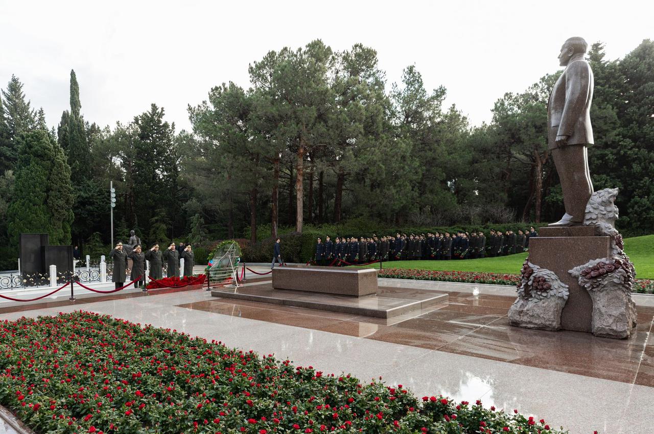 Azerbaijani Interior Ministry personnel pay tribute to National Leader Heydar Aliyev (PHOTO)
