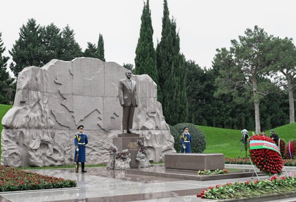 Azerbaijani Economy Ministry exalt memory of National Leader Heydar Aliyev (PHOTO)