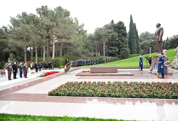 Azerbaijan's MoD leadership visits grave of National Leader Heydar Aliyev (PHOTO)